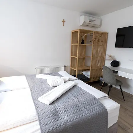 Double With Breakfast Free Parking And Ev Ready Bed and breakfast Postojna